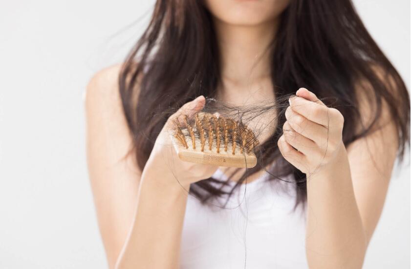 女性脂溢性脱发是什么原因引起的？女性脂溢性脱发最佳治疗时间