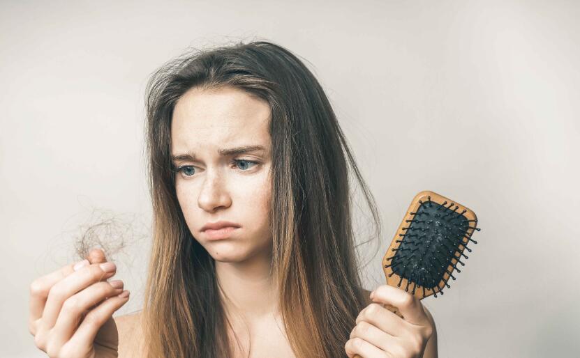 女性掉头发很厉害是什么原因,女人老是断头发是怎么回事